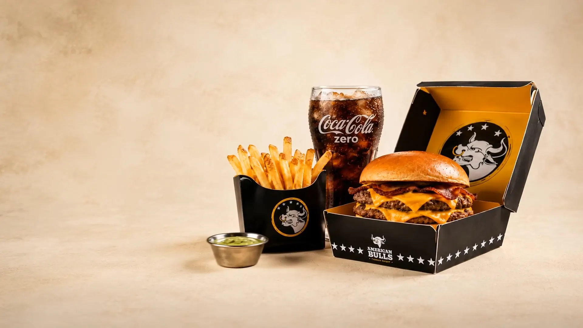 Combo American Bulls com burger, batata, molho e bebida